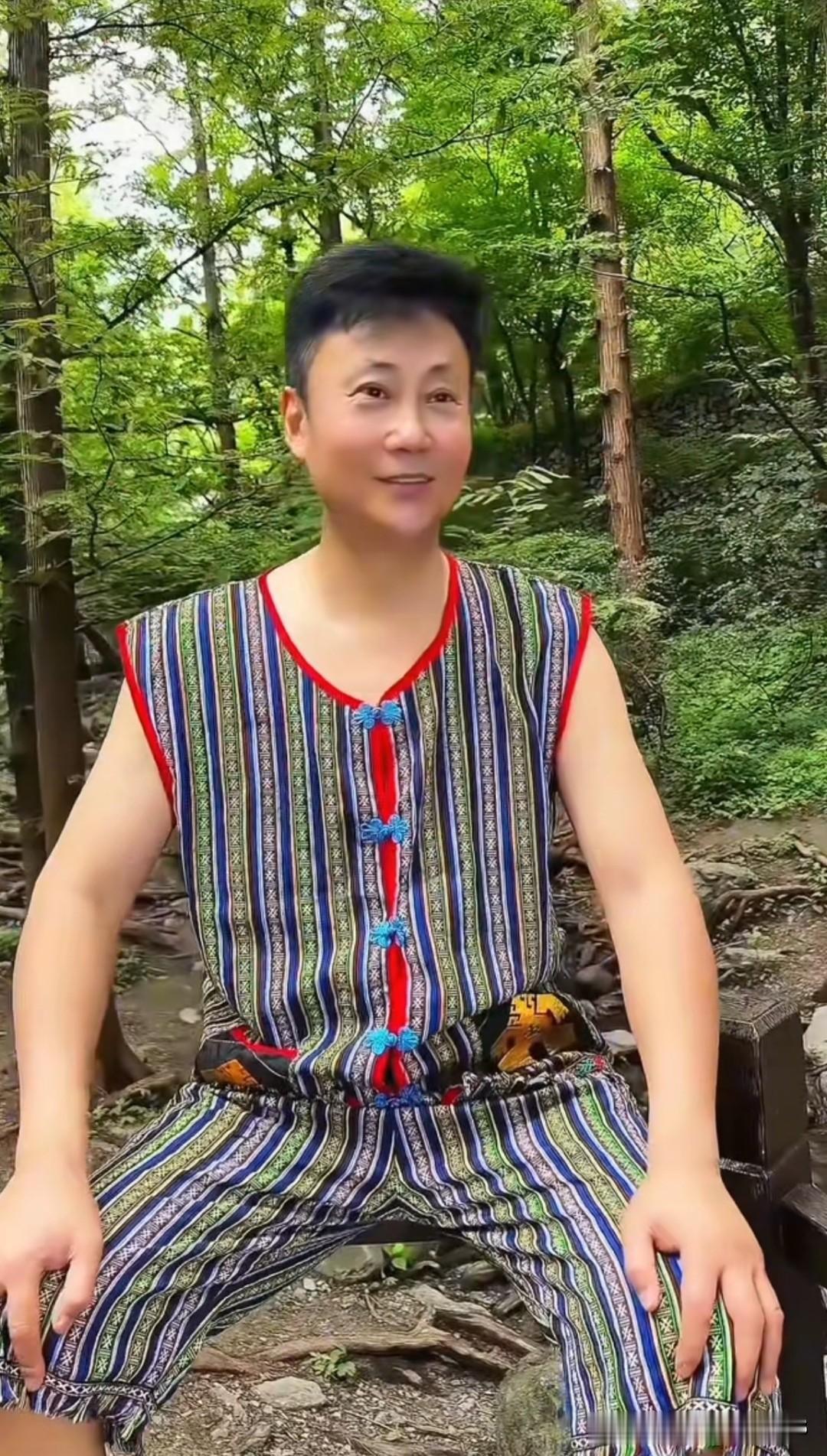 耿为华老师穿着好看的衣服，在美丽的大自然里又唱起了山歌，人美、景美、歌更美！
阳