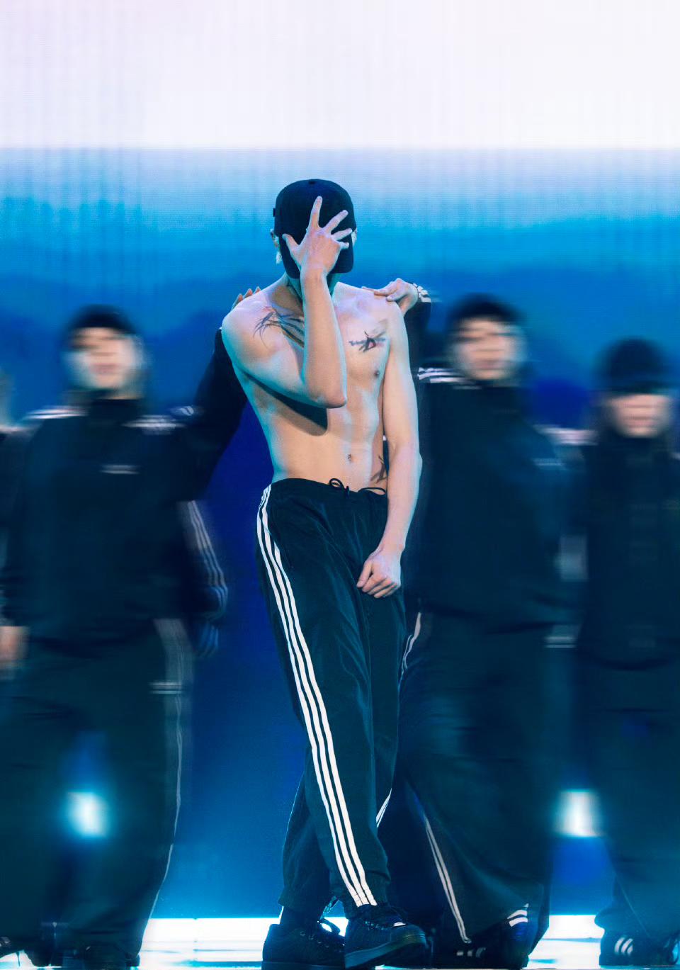 昨晚王鹤棣澳门演唱会炸翻全场！唱到一半他直接甩掉外套，露出那身性感薄肌，瞬间引爆