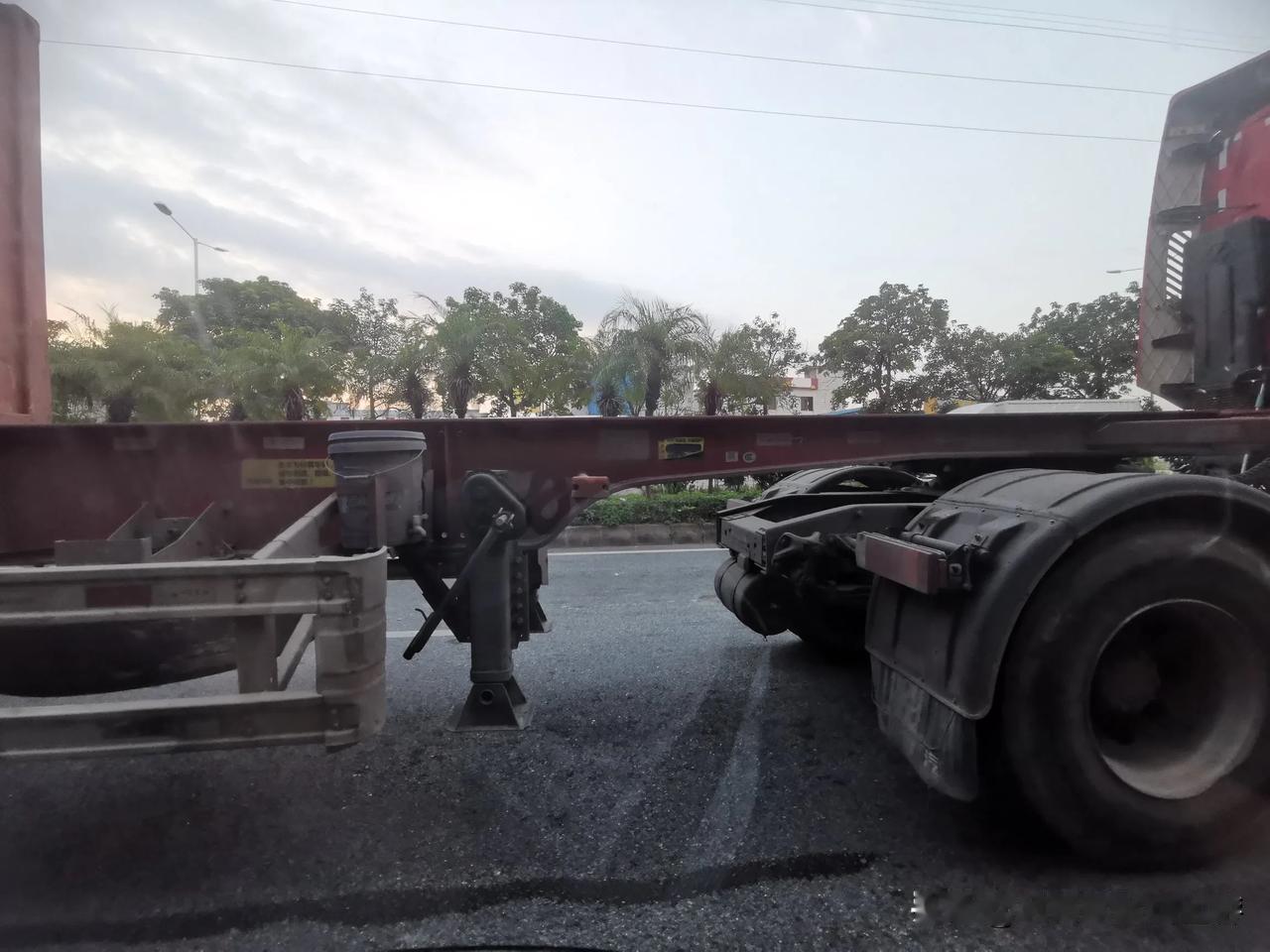 车头和车身，隔好远