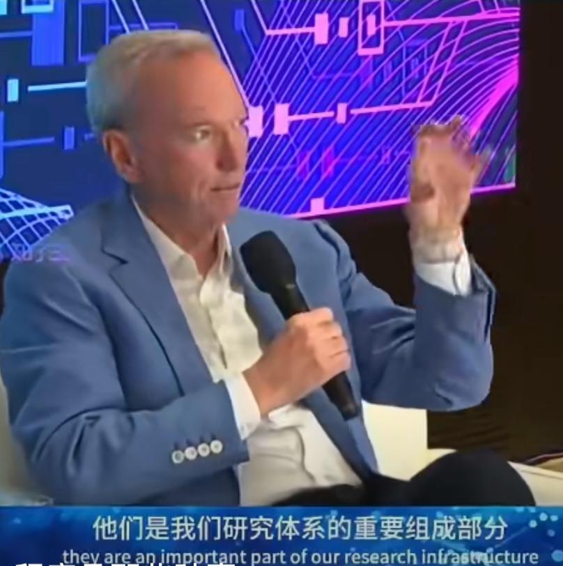 谷歌前CEO埃里克 •施密特：让每一个中国留学生华业就能拿到绿卡，美国就能遥遥领