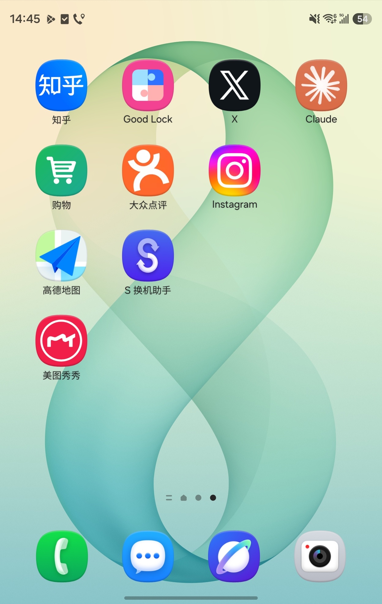不知道是不是 bug，反正它就是这么把新 app 排列成一个三角形的，你别说，怪