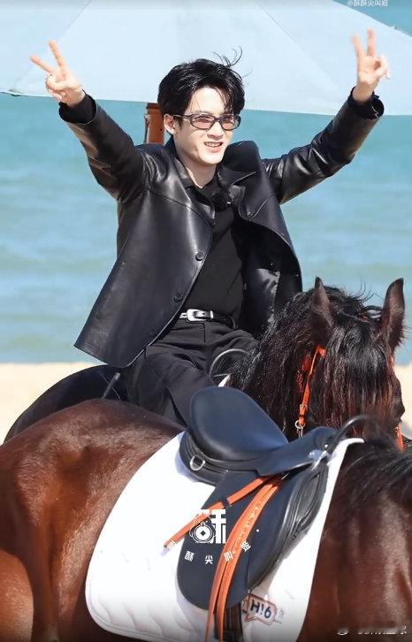 檀健次控马好帅 你好星期六 你好星期六全员团建路透 海边骑马的檀健次直接帅出画面