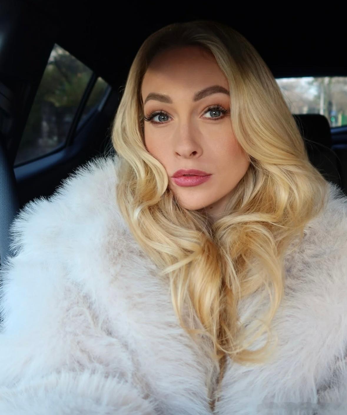 斯朵拉！！！WTA女双大美女Fanny又更新了，从温暖的巴厘岛回到寒冷的家里-布