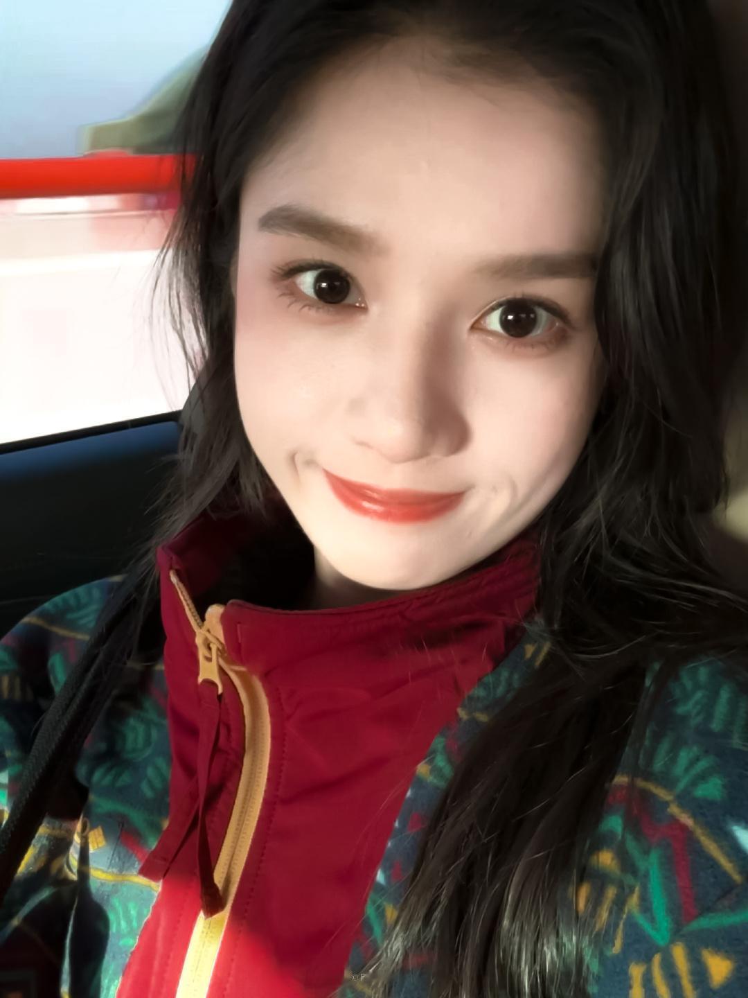 你不知道吗张婧仪是格兰芬多今年最炙手可热的魁地奇击球手 