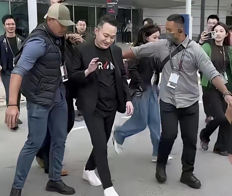 孙宇晨会场外被拍到，两米人墙引热议，这排场一线大明星都比不了
孙宇晨从香港Bit