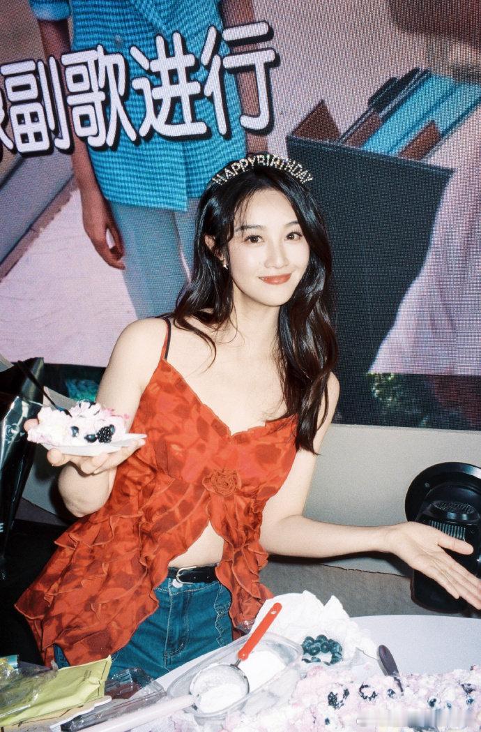 蓝盈莹36岁生日发文蓝盈莹36岁庆生照 蓝盈莹36岁庆生照，笑起来眼里有光，状态