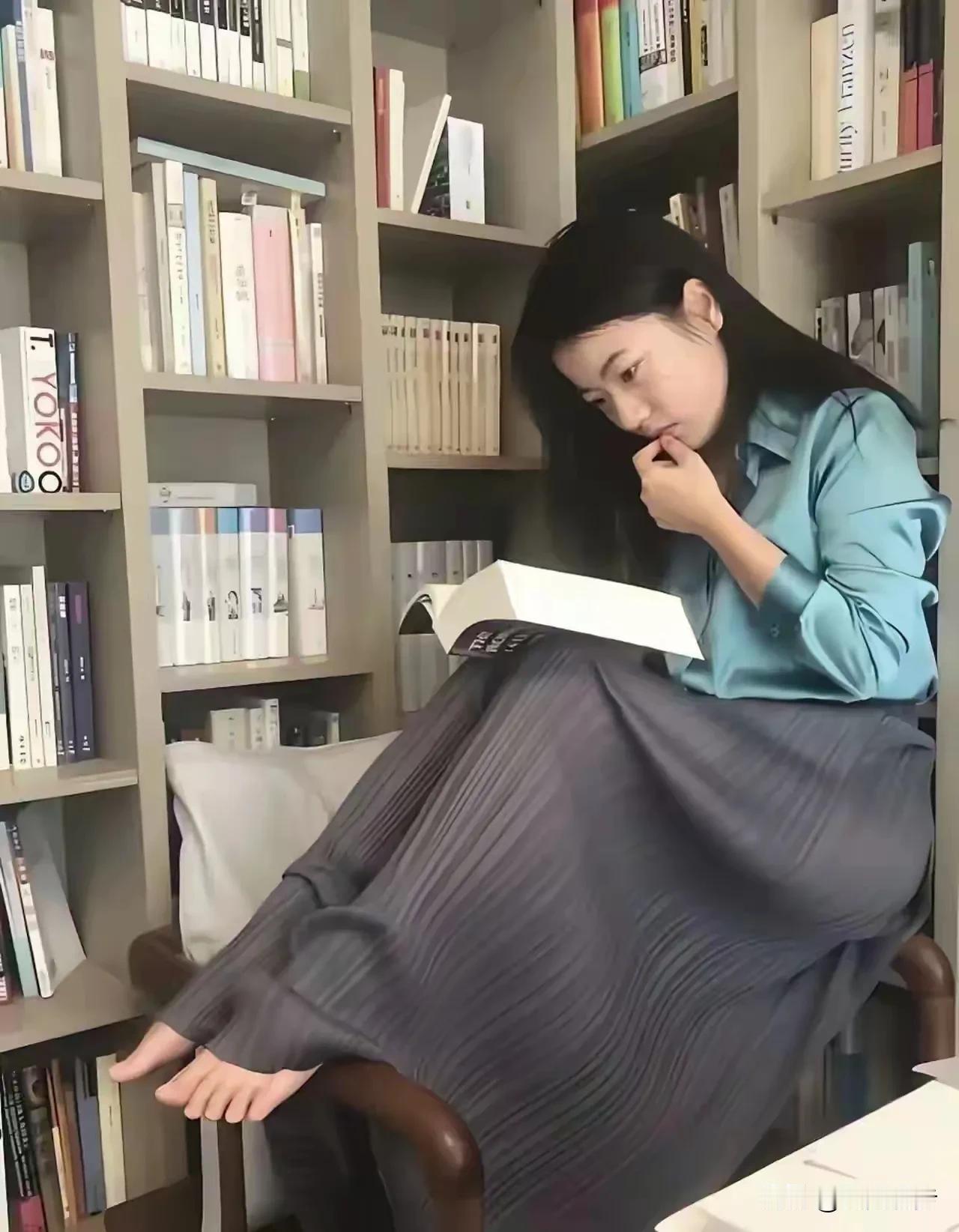 骄阳似火，外面热气腾腾像个大蒸笼……女孩明智地窝在家，空调悠悠送爽，书香缓缓盈室