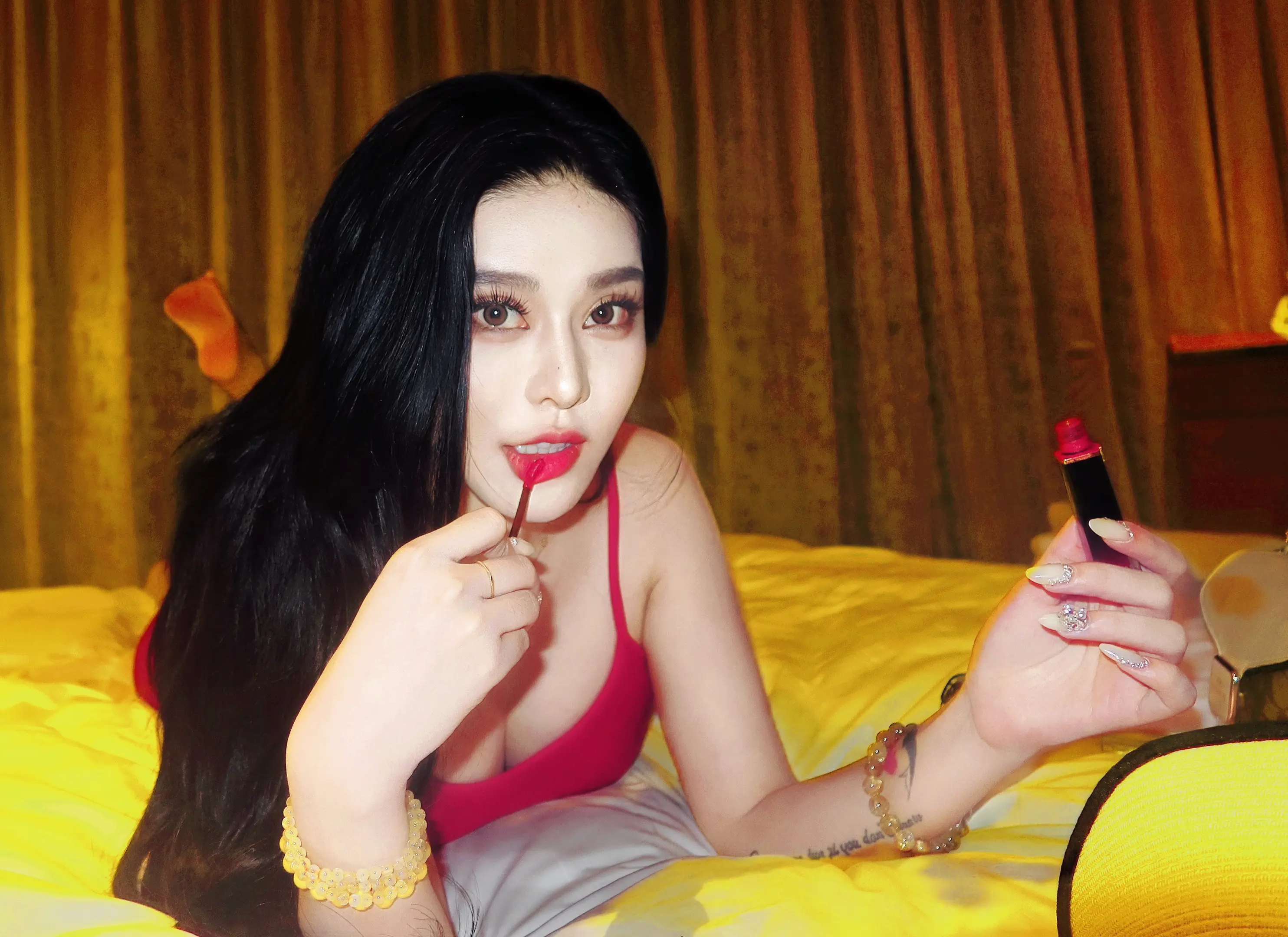 妹子 你摸摸我衣服看是不是做你老公的料。