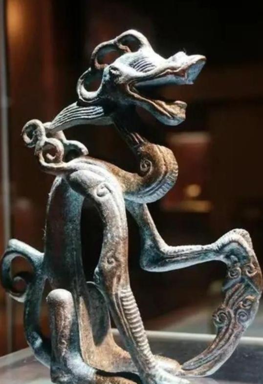 1965年，黑龙江一农民在自家地里挖菜窖，他一铁锹下去，挖出一条铜龙，以为挖到宝