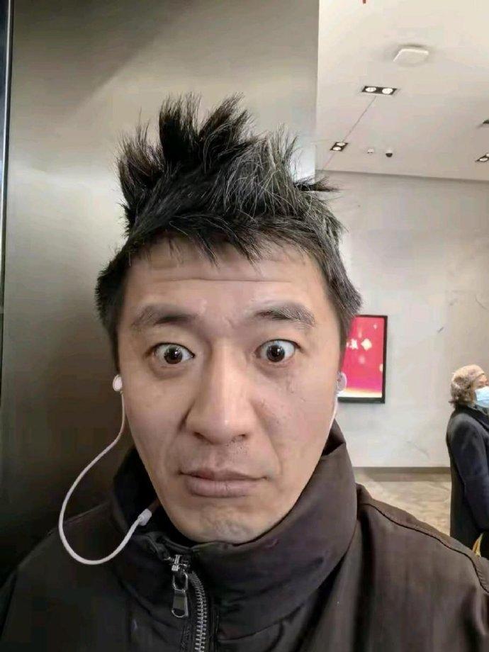 41岁的张雪峰，看起来比实际年龄大，他靠的是才华吃饭。
张雪峰的课程幽默风趣，分