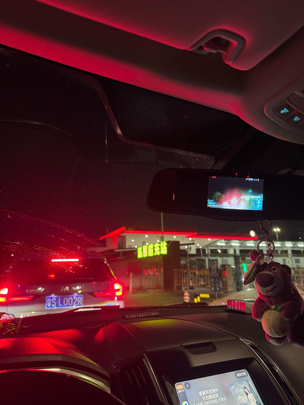 加个油跟春运一样

眼瞅着3月23日零点来临，油价应声而涨，好几天没去加油站了，