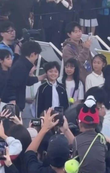 大小栋哲一起打网球 大小栋哲一起打网球了！两代栋哲同框，这波梦幻联动谁看了不说一