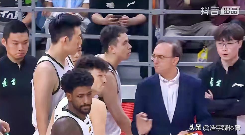 辽篮大胜广东，主要球员评分，三人满分，三人优秀，2人及格，还有两位挺拉胯。
满分