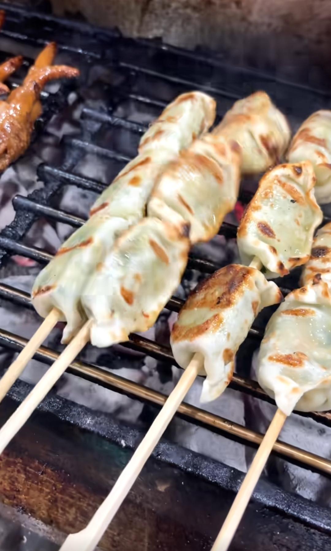 炭火上烤得滋滋作响。南方人见过烤水饺🥟的吗？我在北方也没见过，这是哪里呢？太会
