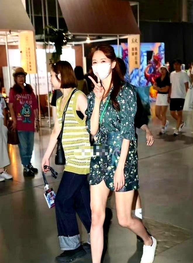175公分的骨架只挂着52公斤肉，51岁的林志玲踩着碎花裙站在东京街头，像个狂热
