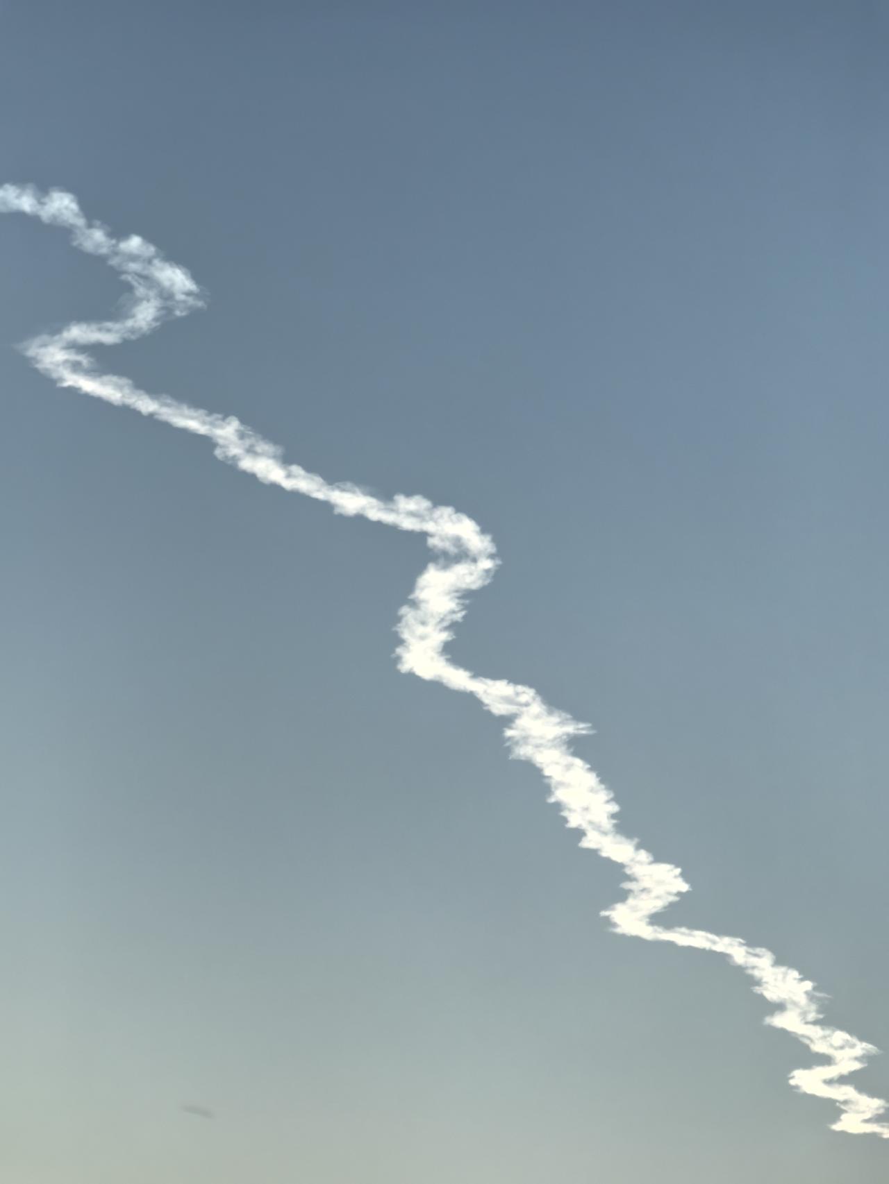 天空中划过一道长长的云迹。
原来是火箭发射后留下的痕迹！
