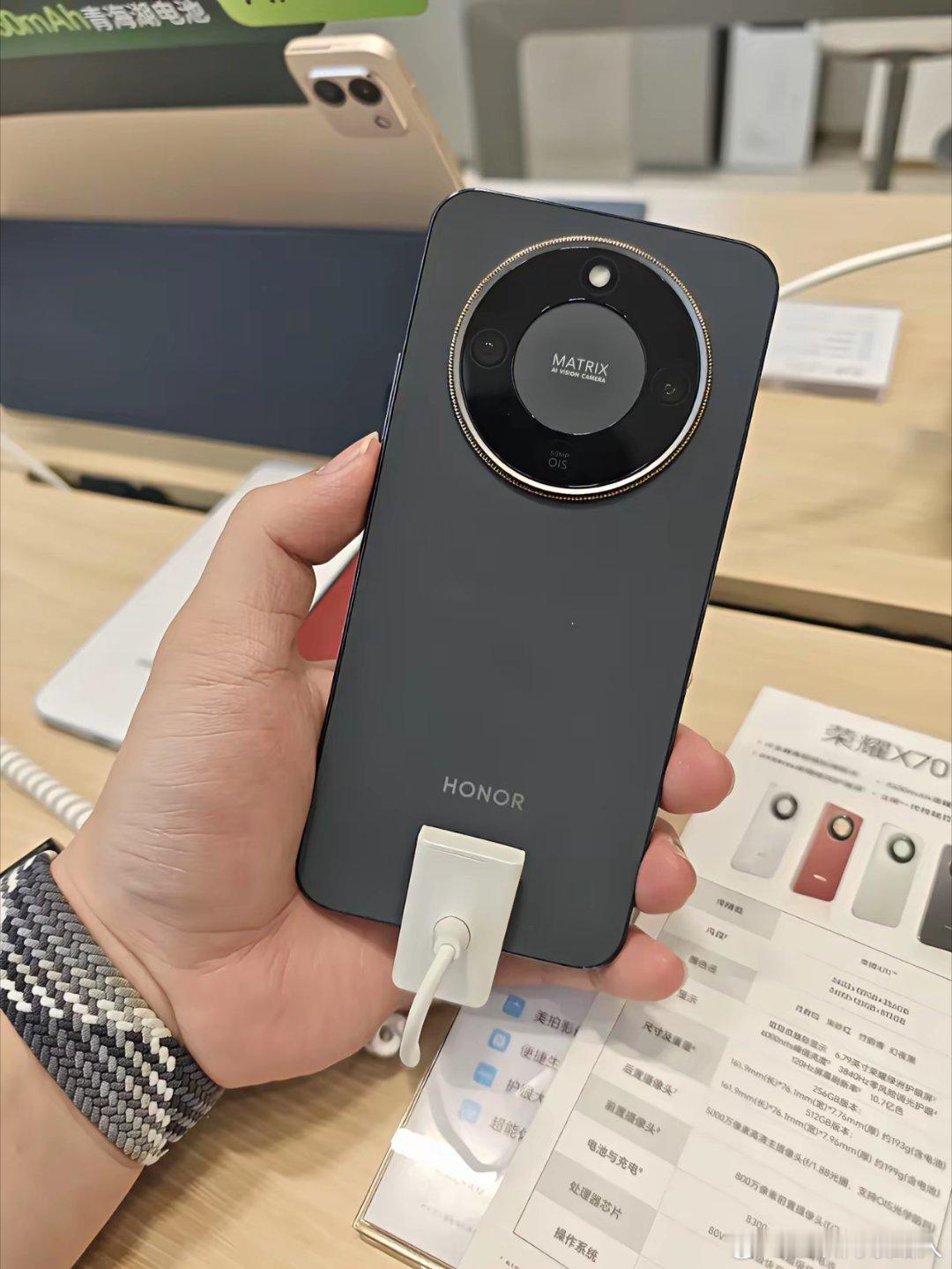 2025电池容量排行榜！ 第一款荣耀X70，电池容量高达8300mAh。第二款荣