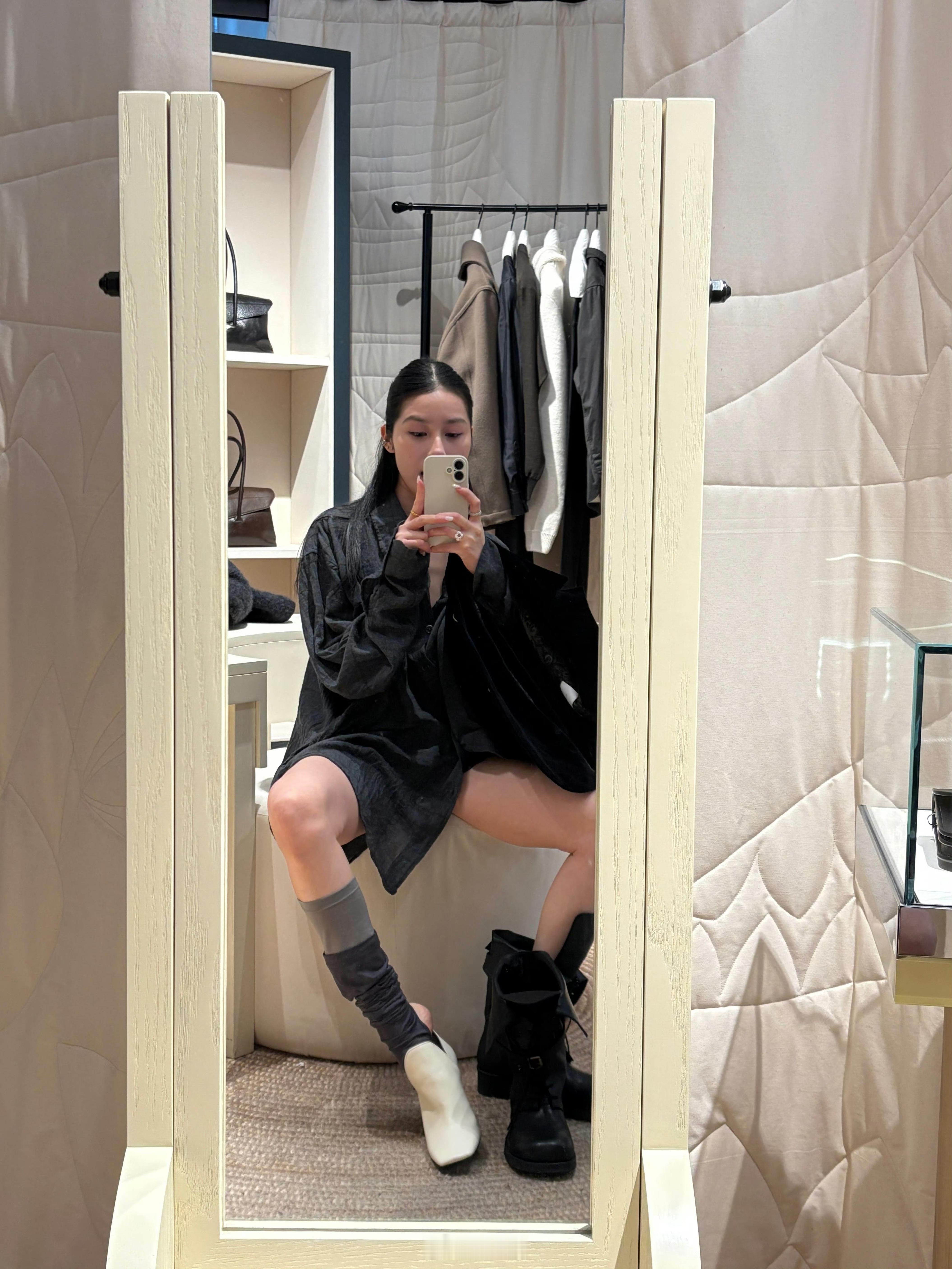 难得刷到一个好看的小姐姐用的是标准版iPhone。 ​​​