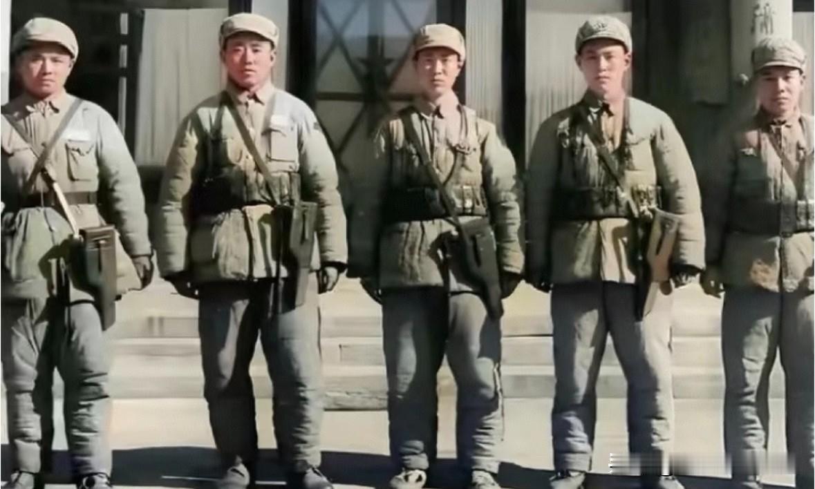 1949年，中央警卫处的战士们在中南海丰泽园留下难得的一张合影。他们身穿棉军装，