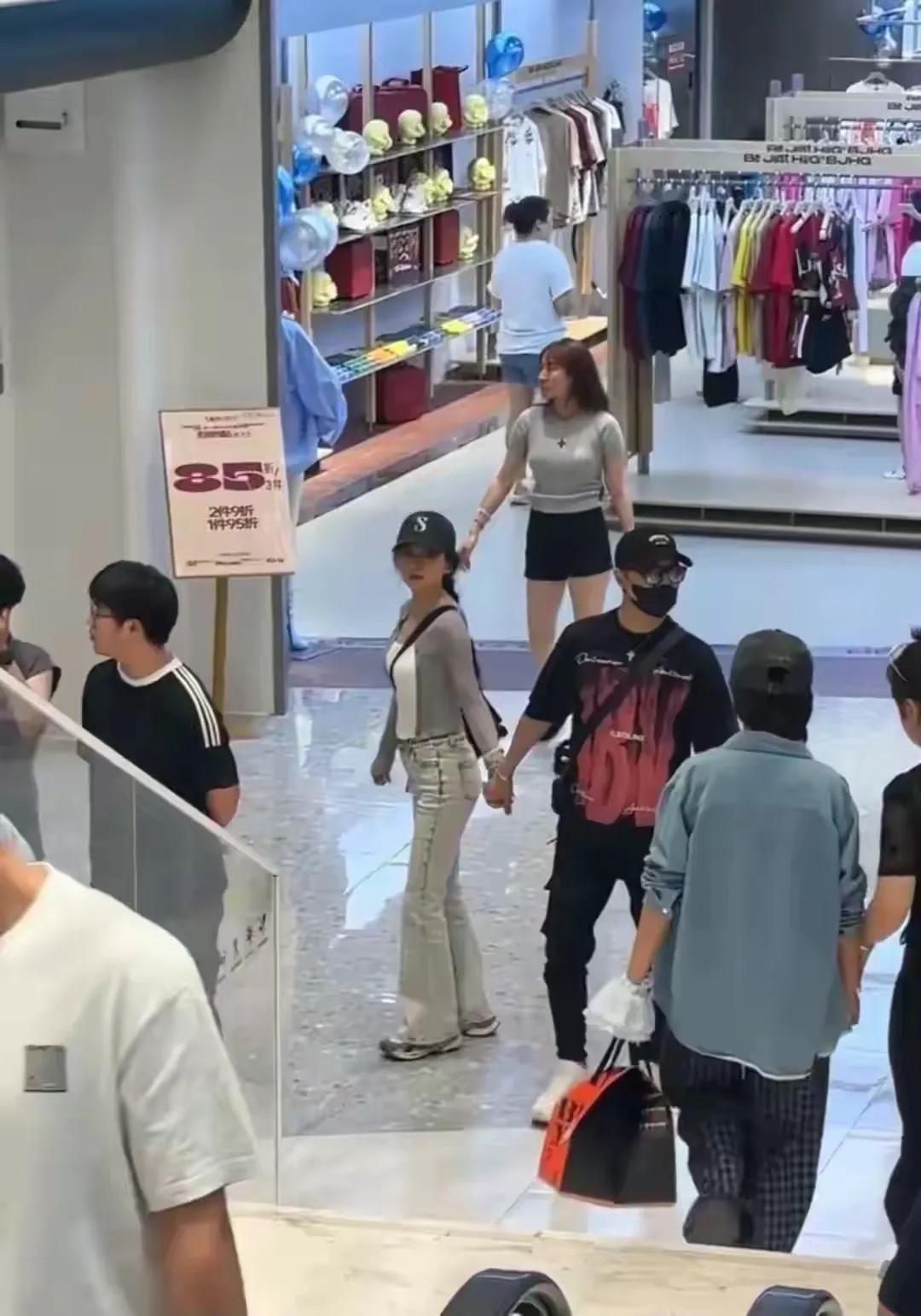 汪峰牵着森林北的手，有一说一，汪峰眼光真是好，他看上的女人又美辨识度又高，审美很