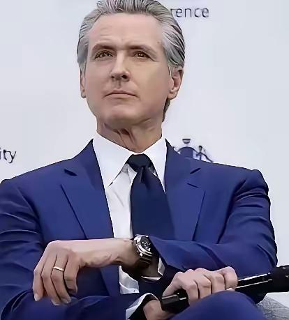 加州州长纽森在慕尼黑安全会议上又开始狂喷美国总统特朗普，说他快80岁了，尽做些哪