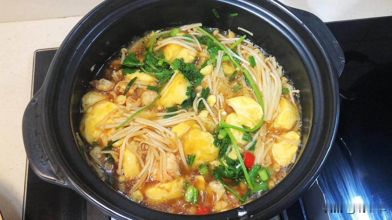 今天晚餐打算随便将就一下，就将日本豆腐和金针菇等放在一起一锅乱炖，出锅后发现超级