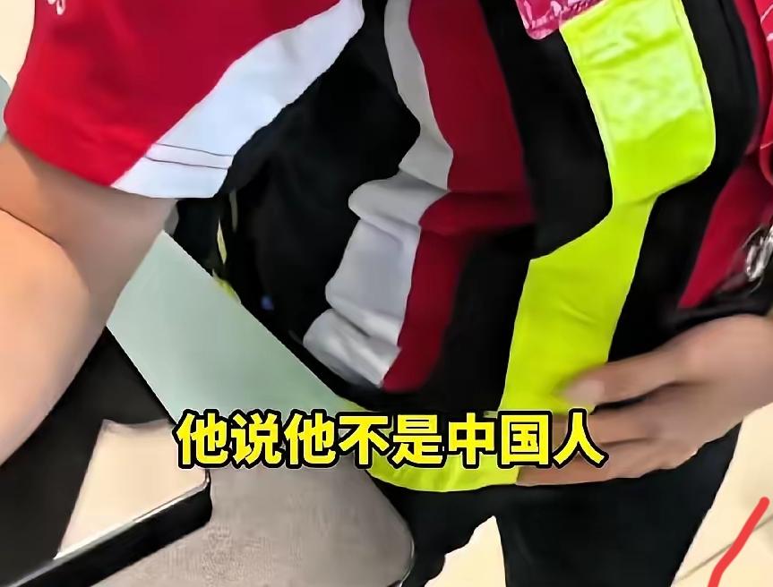 结局大快人心！
香港机场亚航地勤出言不逊，
公然否认自己是中国人，直接被解雇！