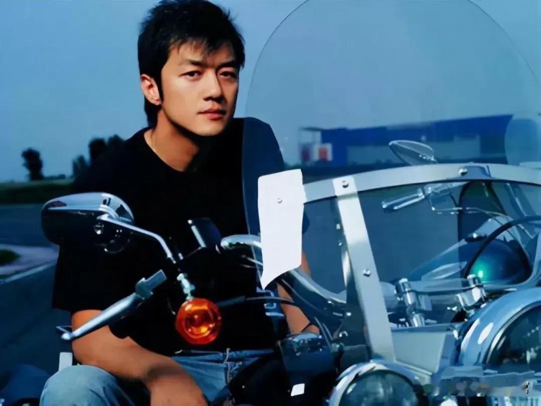 年轻时候的李亚鹏高大帅气，一点都不比谢霆锋差。王菲的眼光好。