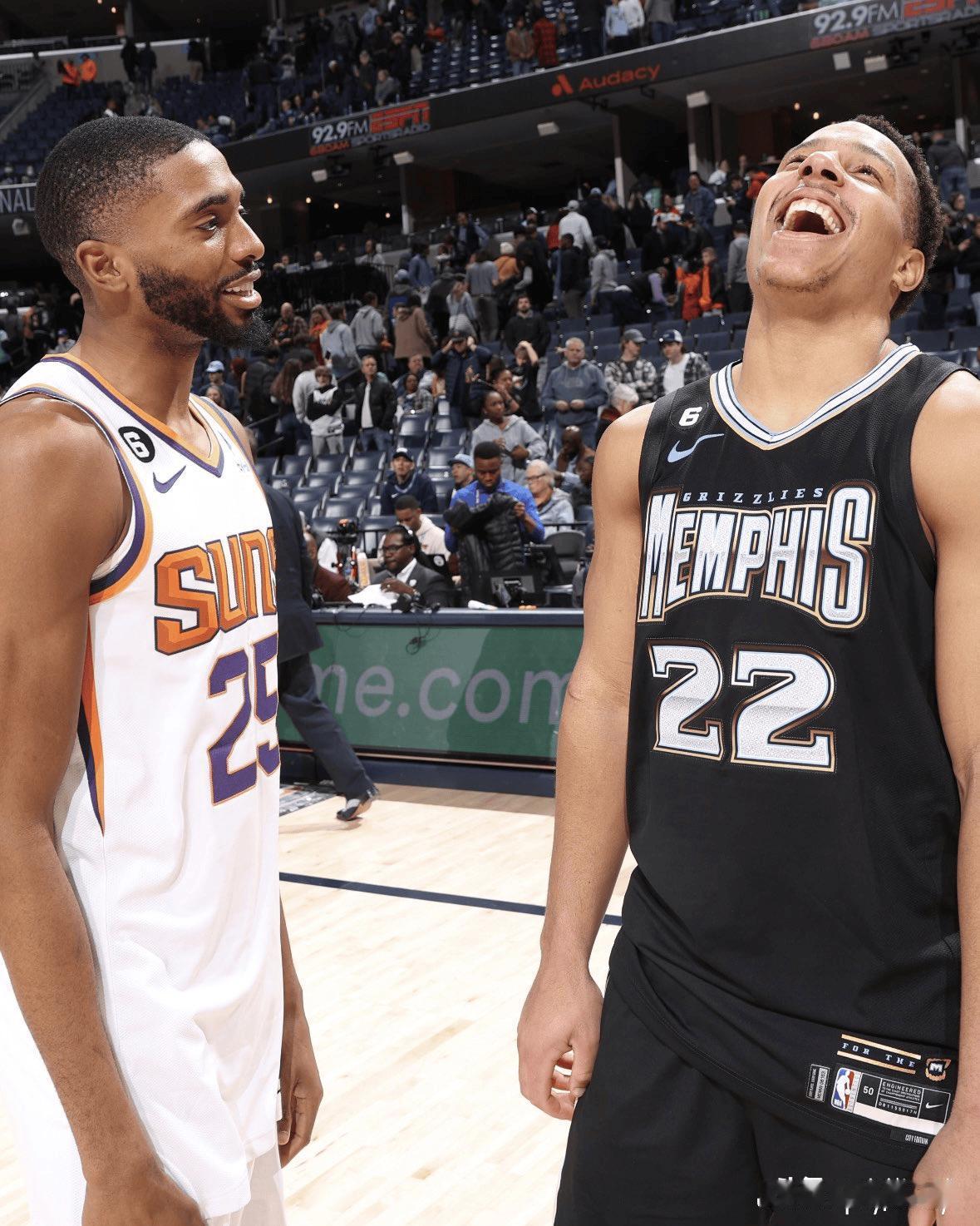 美媒调侃：“下面两张球员照片，一张价值十个首轮，另一张仅值一个首轮”

今日，老