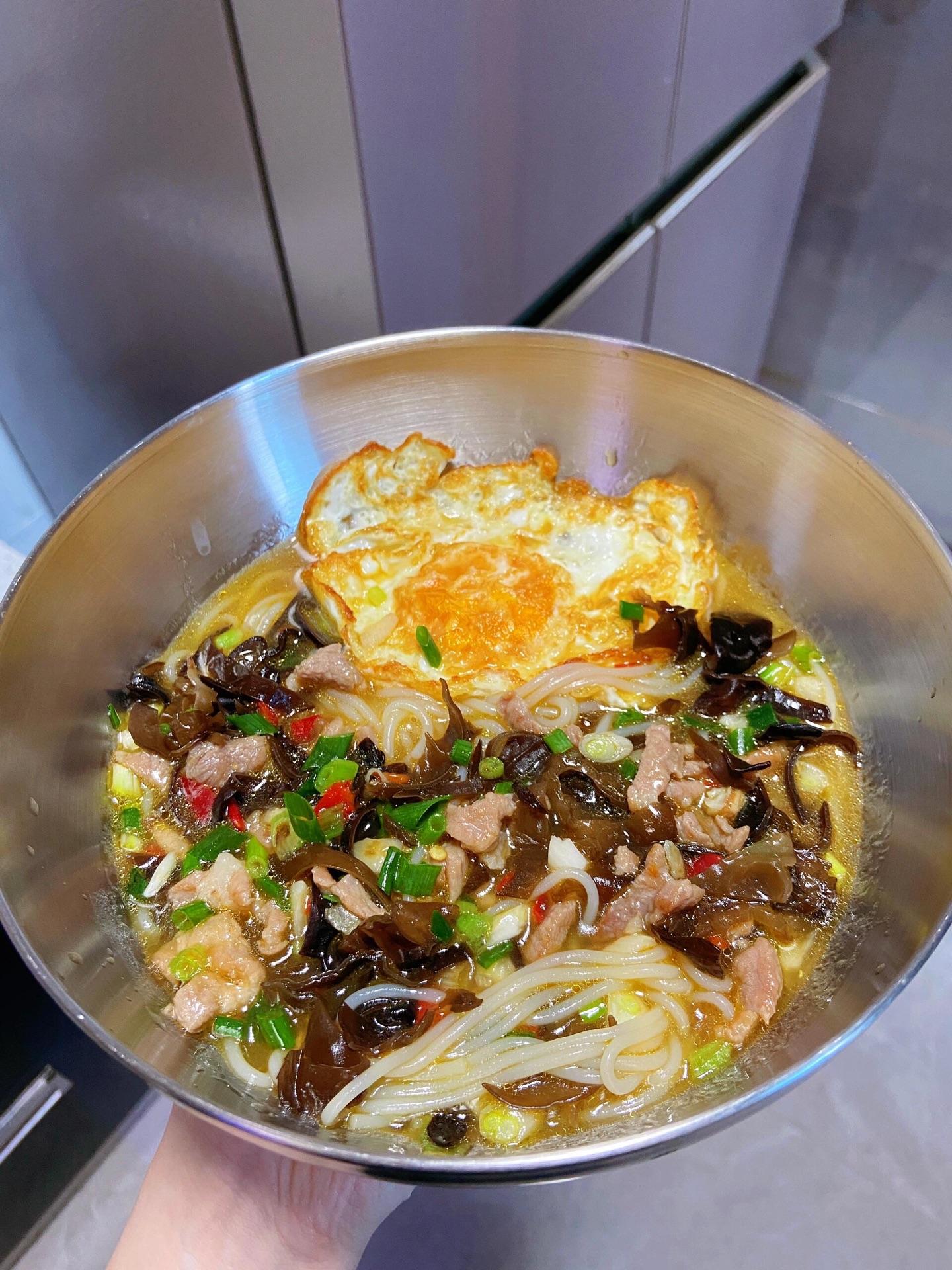 一碗木耳肉丝米粉，真的好吃。做法 1.木耳洗净，泡发30分钟，切丝。...