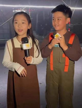 雪花女神龙董璇的女儿小酒窝小小年纪就有了两个小朋友喜欢，据董璇称，小酒窝拒绝佟丽