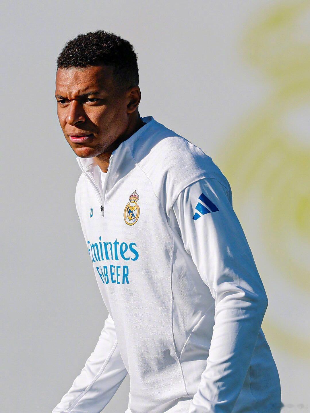 姆巴佩  我先休息，等一下叫我看比赛