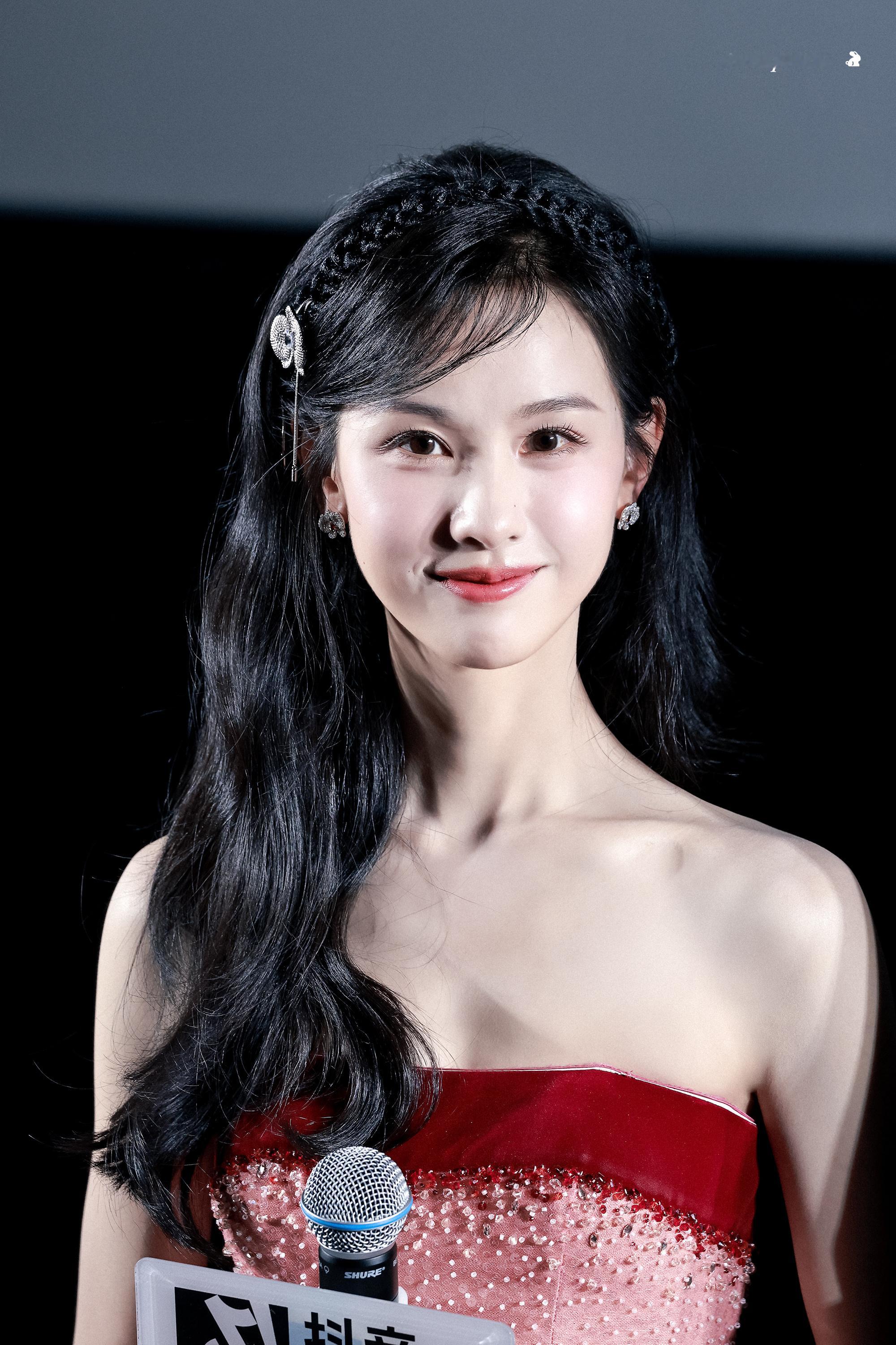 陈都灵陈都灵吃火锅挑战微微微微辣 在复制粘贴的时代，你是手写的诗