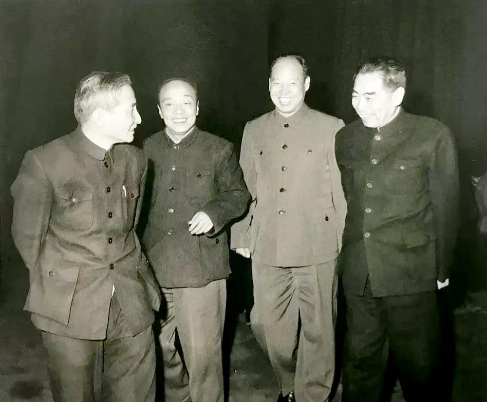 珍藏版历史照片。
1962年，周总理，陈云，彭真，杨尚昆四位国家领导人相聚在了一