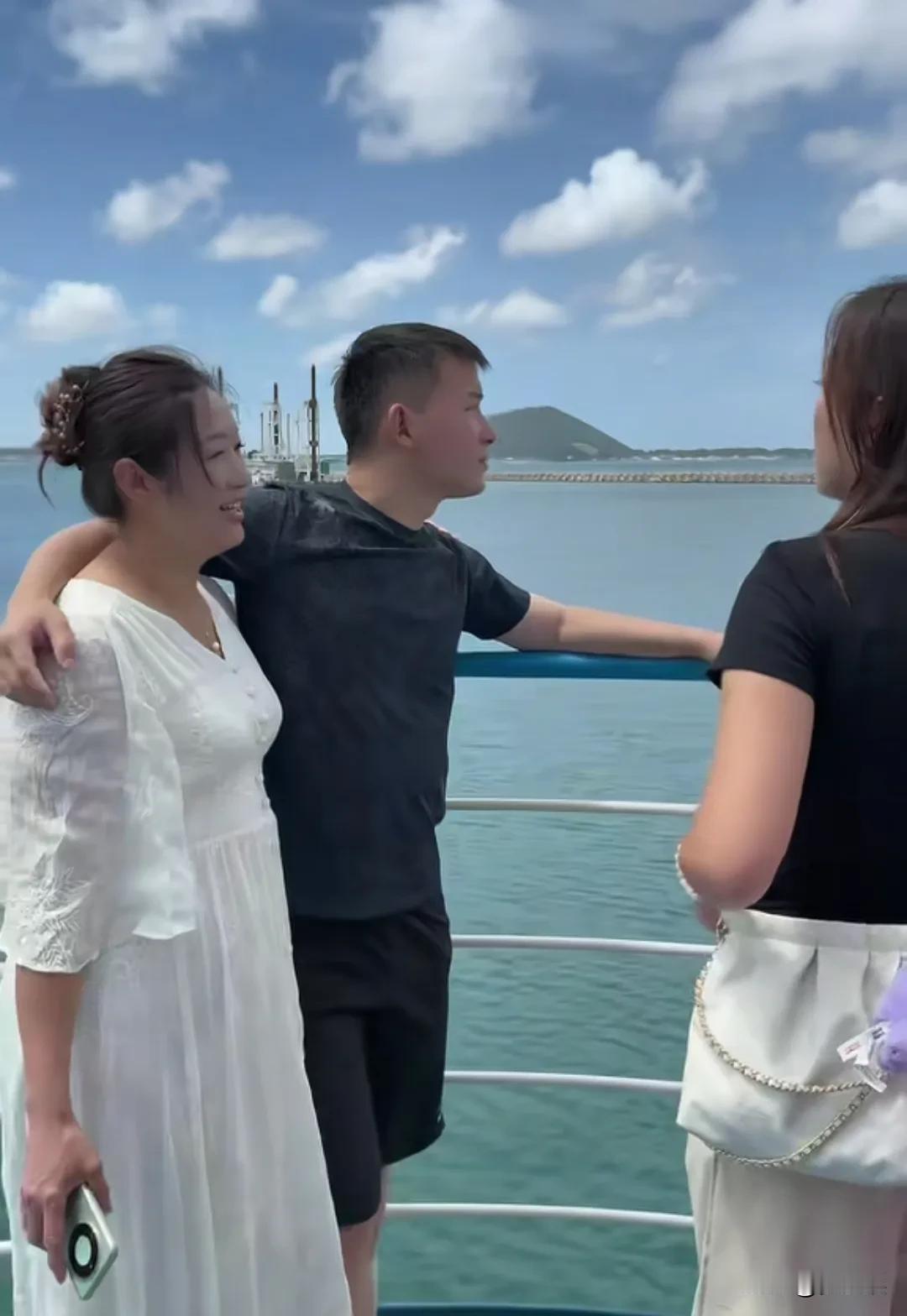 谢浩男，脱单了，这个女孩是不是很幸运啊，哈哈，神秘女友什么时候出现那！
