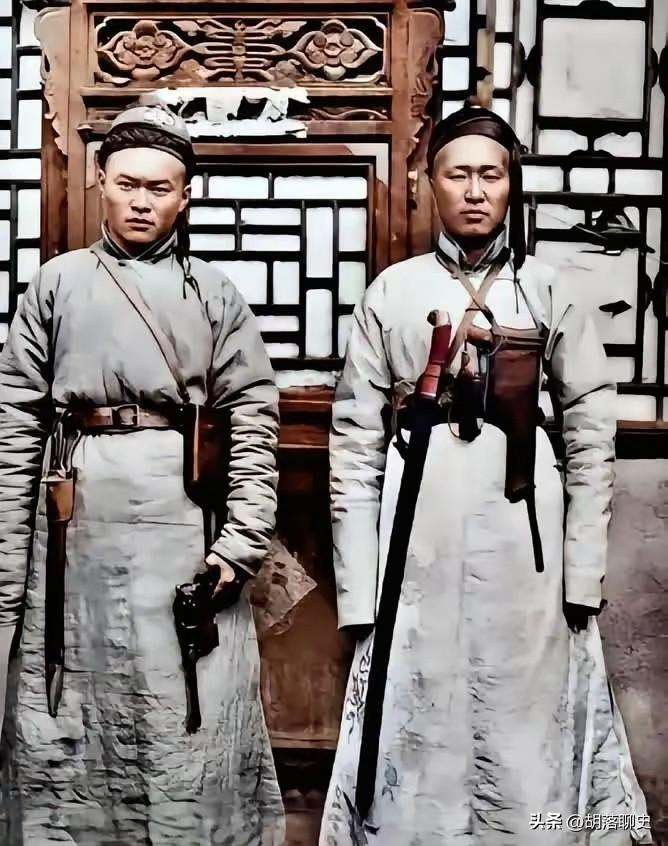 晚清民国初期贵族家庭请的私人保镖，两朝代更迭，服饰以及发型还没来得及转变，可以看