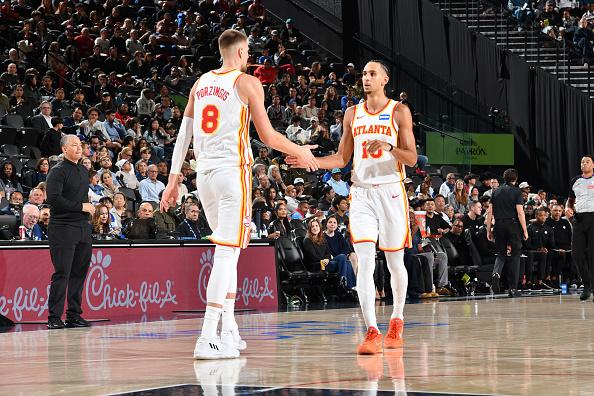 亚特兰大老鹰在周一宣布，克里斯塔普斯·波尔津吉斯和扎卡里·里萨谢至少还将缺席一周