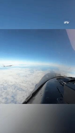 德国之声今天报道：“俄罗斯苏35‘鬼切’F16，美国批‘不安全’、‘不专业’。镜