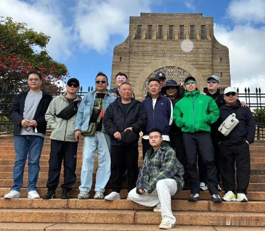 郭德纲带领高峰、栾云平、烧饼、张鹤伦等人去海外巡演了。

第一站是南非约翰内斯堡
