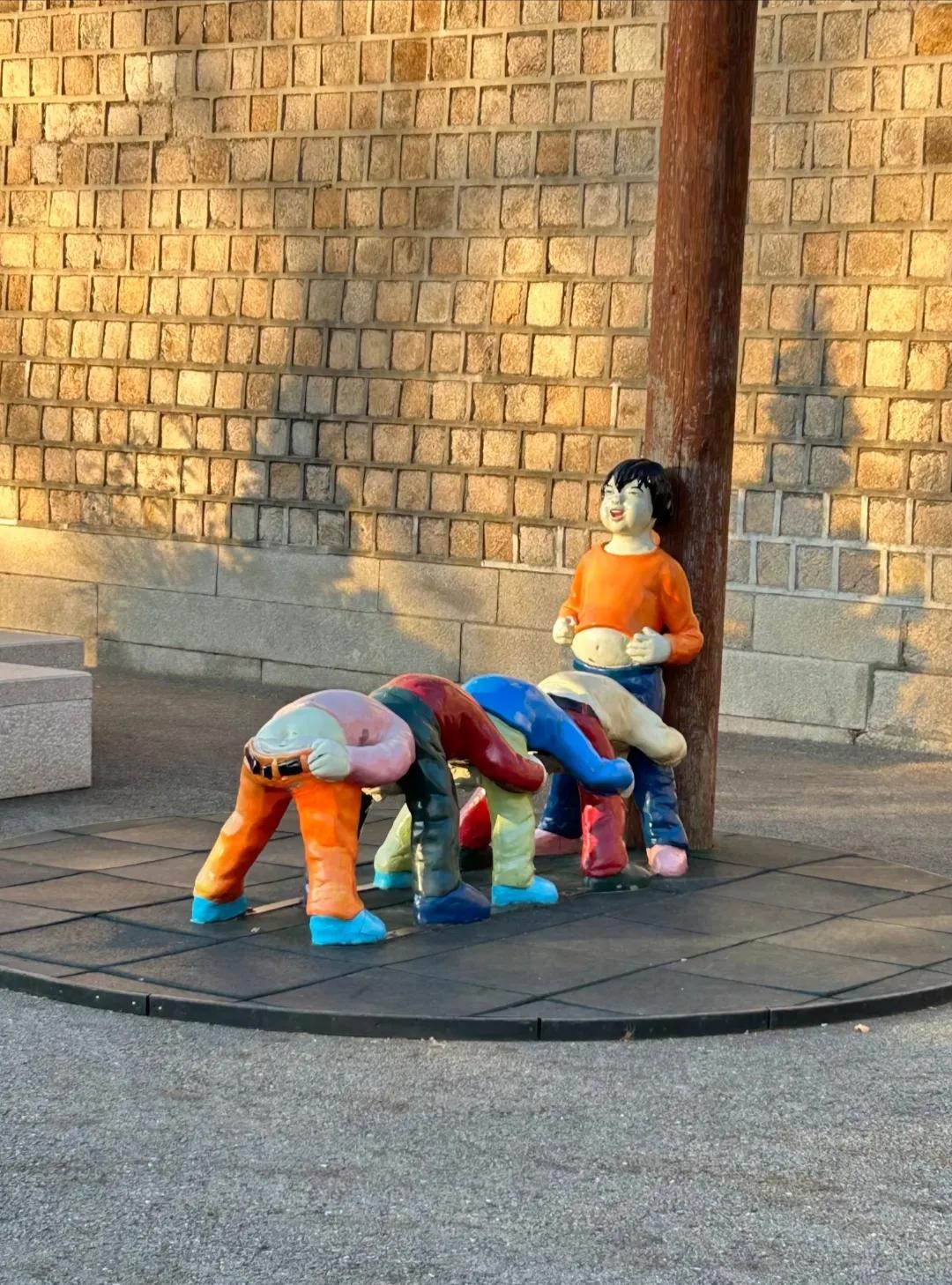 谁能告诉我韩国街头这个雕像在干嘛？
还以为看到人体蜈蚣了，太抽象了！