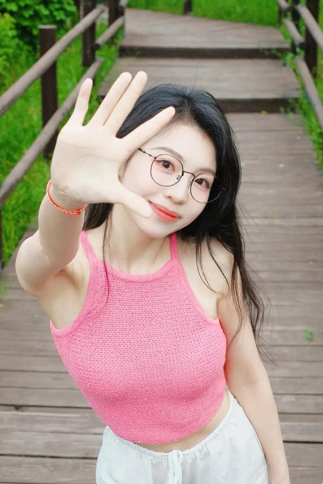 上联：眸含清韵，粉衫巧衬佳人美
下联：鬓绕柔情，碧野遥连秀色幽
对联 对对联飞花