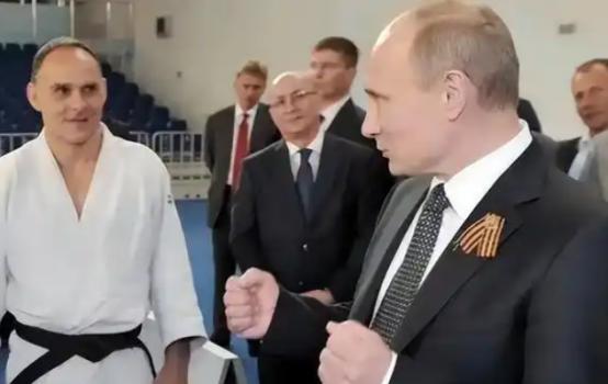 俄罗斯总统普京在20余年执政生涯中，先后遭遇43次暗杀图谋，却能次次化险为夷，背