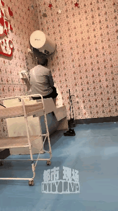 河南郑州，女子带着宝宝到东站乘车，在母婴室喂完奶后就坐着休息一会，不料，一名保洁