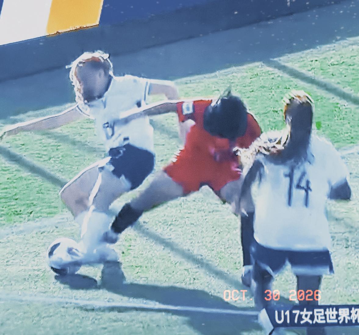 U17女足世界杯1/8决赛，中法之战上半场赛况：
上半场补时1分钟后。比赛结束，