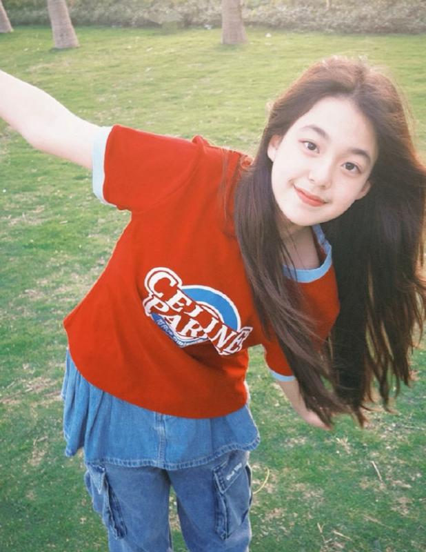 刘畊宏在社交平台晒出女儿小泡芙的 13 岁庆生照，配文里那句 “别长太快喔”，很