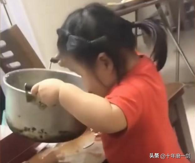 看看吧，妈妈说起女儿了，女儿一到舅舅家吃饭，就拿起锅来吃，成了这个样子，也不敢问