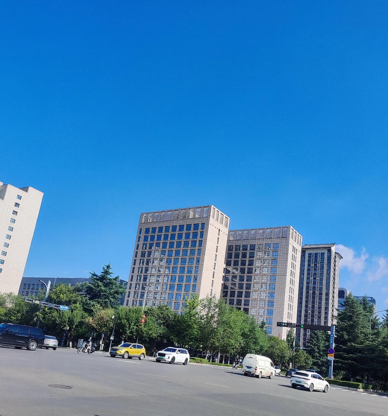 今天中午，西安中考成绩出来了，表姐家的娃也算争气，考了601分。
大概率会在长安
