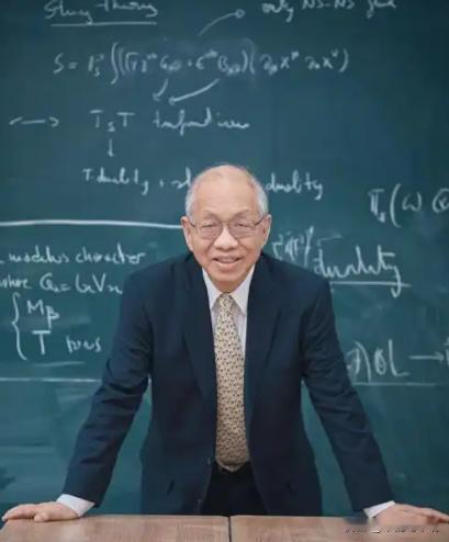 美籍华裔数学家曾经丘成桐表示，中国的数学水平比 美国 落后了80多年，甚至和美国