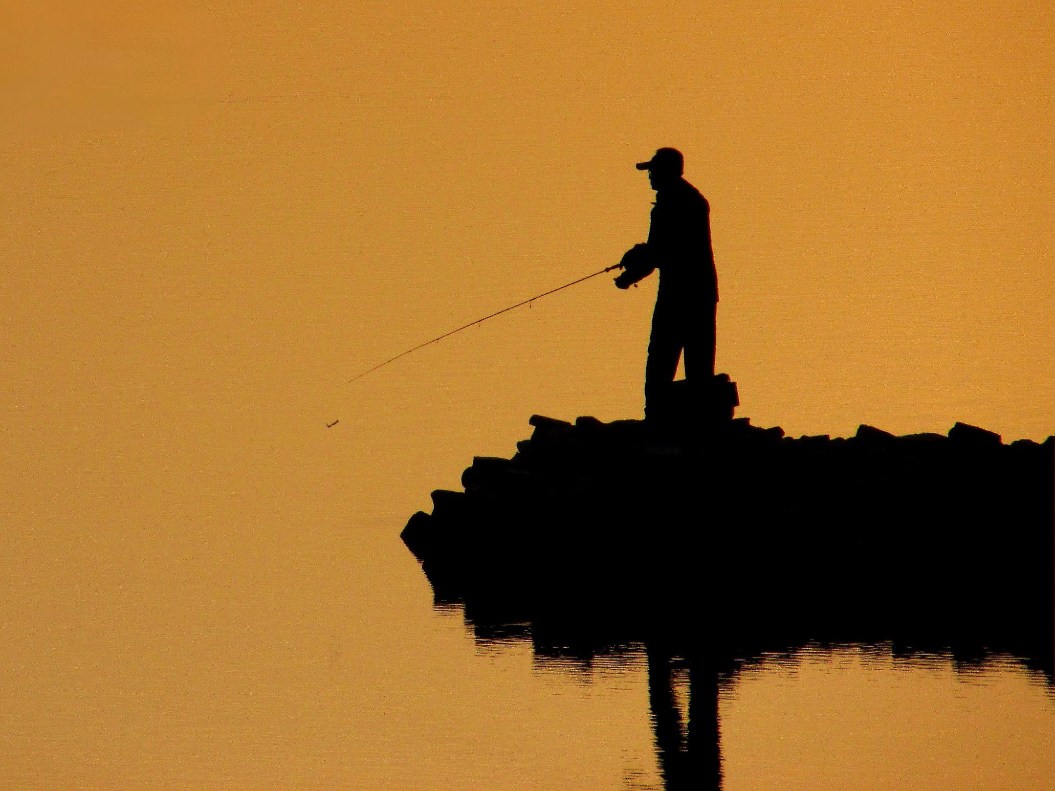 晒出你拍的最满意的钓鱼照片。今天整理以前的硬盘资料，突然想到了这张照片...