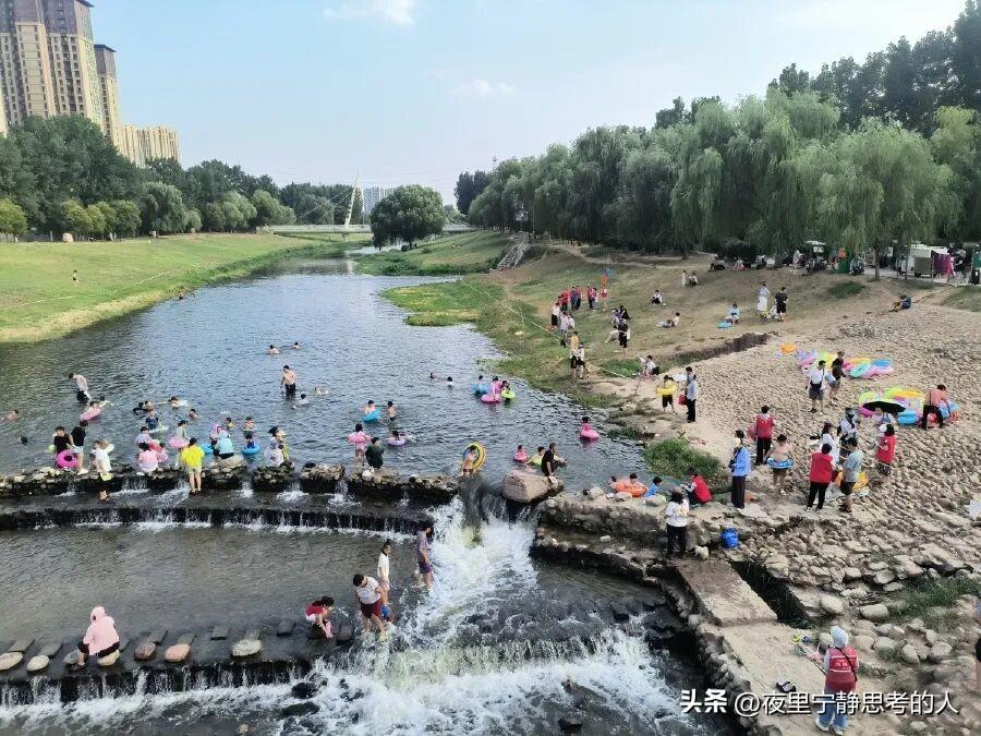 郑州难道没有能让百姓纳凉度暑的干净河道了吗？
竟然连排污口都成了网红戏水的地方！